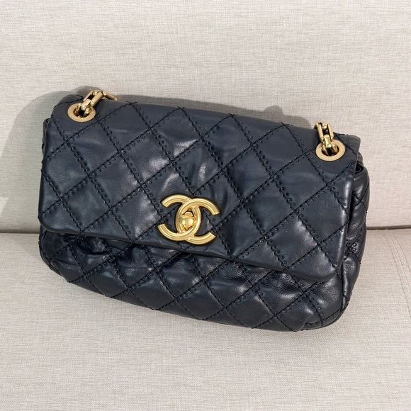 CHANEL Black Lambskin Quilted Bag GHW - Picture 14 of 17